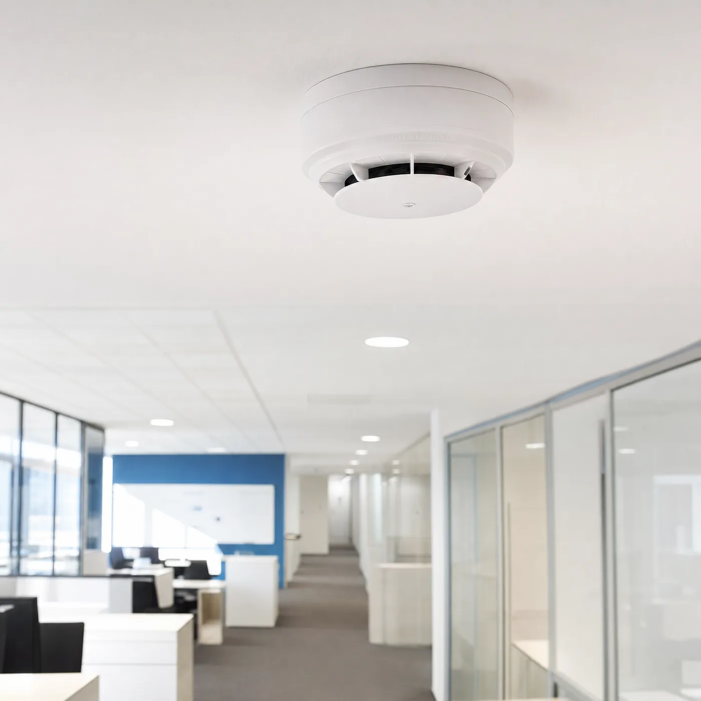 Detector de humo en pasillo corporativo