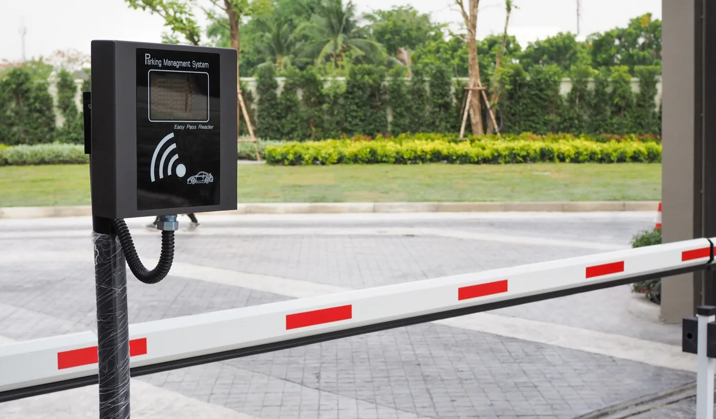 Lector de acceso RFID junto a barrera automatizada