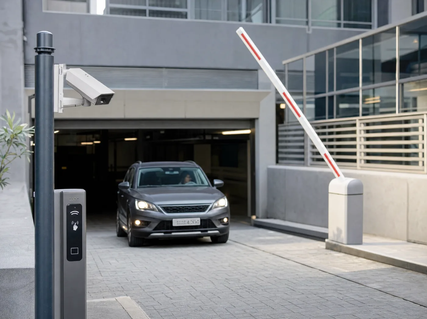 Acceso vehicular con cámara LPR y barrera automatizada en edificio corporativo