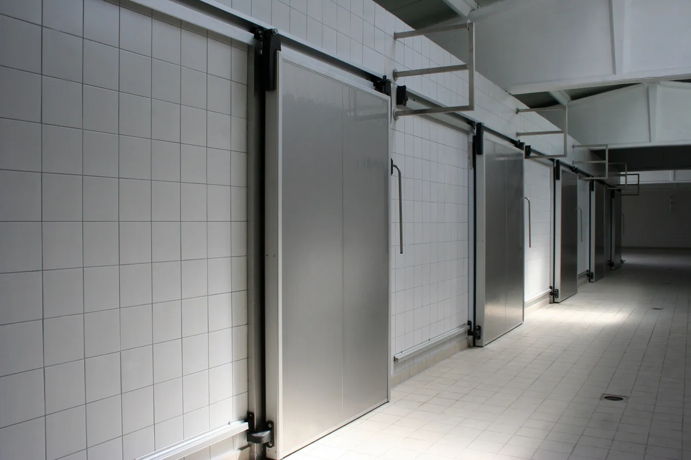 Cámara de refrigeración comercial con estanterías de acero